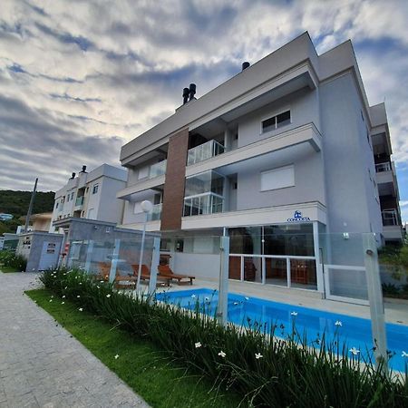 Apto Na Praia De Palmas, Proximo Ao Mar, Climatizado E Com Piscina Apartment Governador Celso Ramos Bagian luar foto